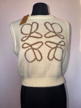 Sleeveless Cream Knit Sweater Vest with Brown Graphic Motif